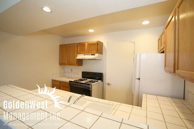 Building Photo - Great Second Floor 2Bdm 2Ba Condo in Beaut...