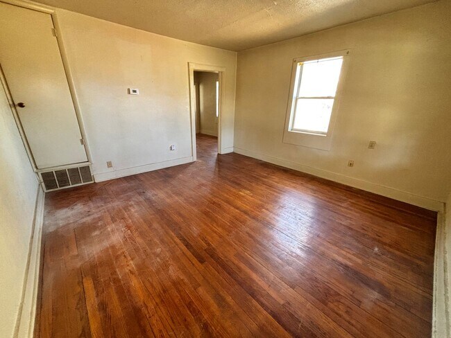 Foto del edificio - 2-Bedroom, 1-Bathroom Duplex with central heat and air