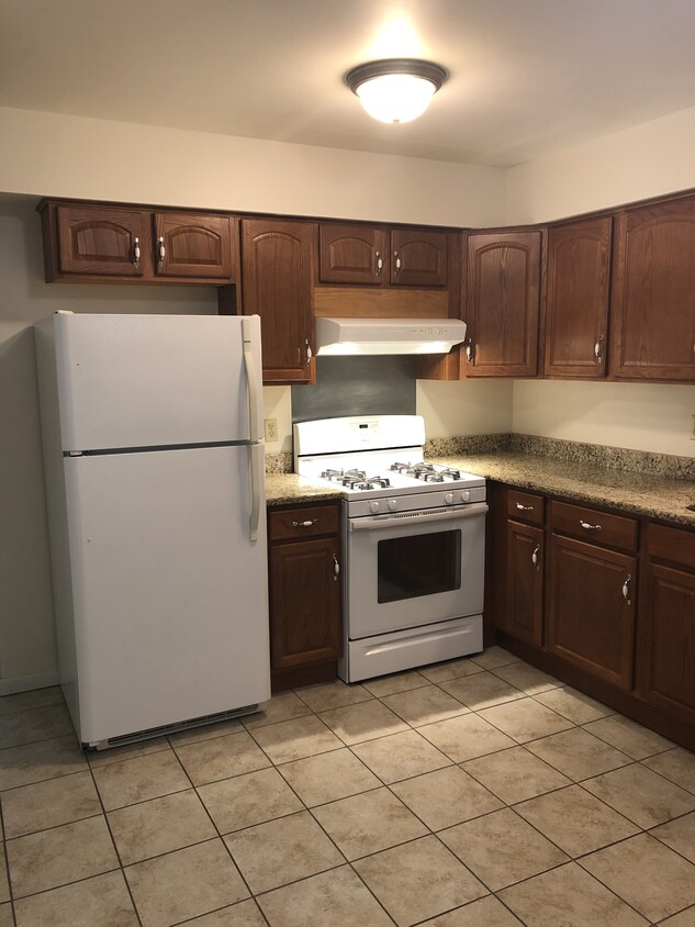 First floor, Granite countertops, Oak Cabinets - 2246 Jericho Rd