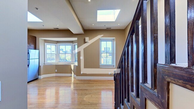 Foto del edificio - TOP FLOOR 2 BED 2 FLOORS + Private Rooftop Deck!!! Available 9/1/26