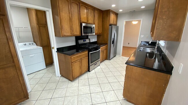 Foto del edificio - Large 3 bed 2 bath on 62nd!