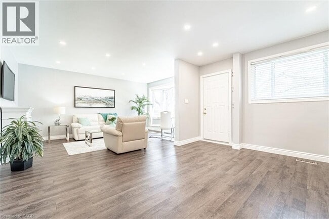 Building Photo - 146 Welbourn Dr