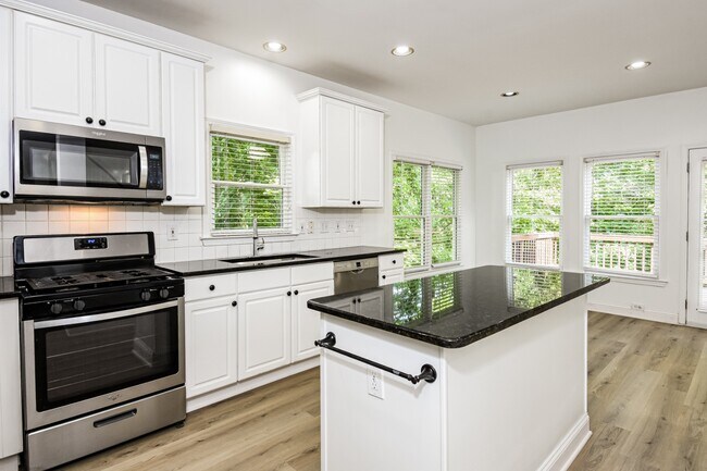 Foto del edificio - Beautifully Renovated Single-Family Home on a Quiet Cul-de-Sac New LVP Flooring · Professionally ...