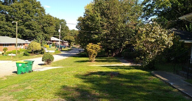 Building Photo - 843 Springvalley Dr