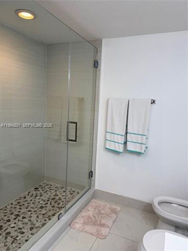 Foto del edificio - 18100 N Bay Rd