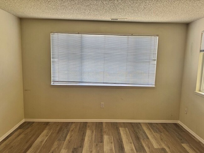 Foto del edificio - SINGLE LEVEL 2 BEDROOM CONDO