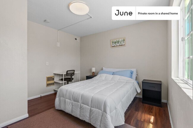 Foto del edificio - Private bedroom in 7 bed/3 bath Home