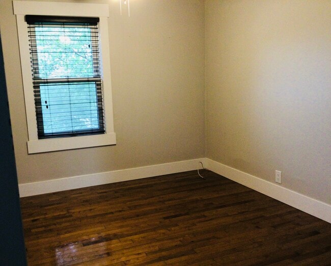 Building Photo - 26 Connaught Av