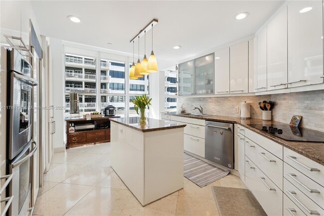 Foto del edificio - 10225 Collins Ave