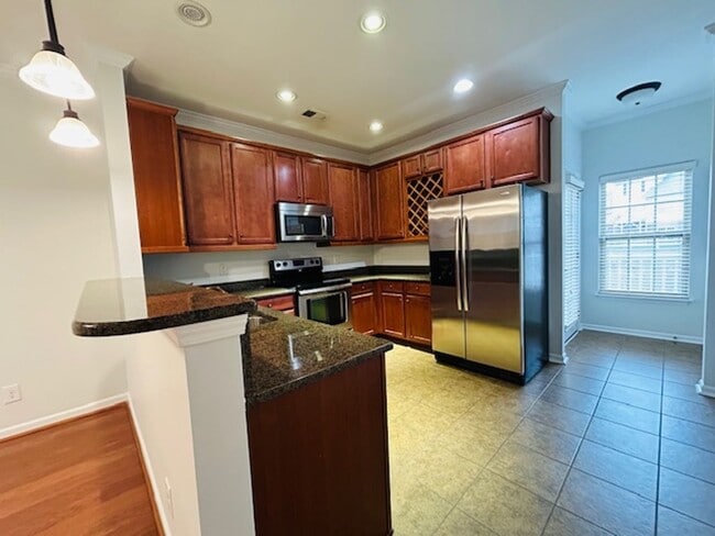 Building Photo - Maintenance Free Beautiful 2 bedroom 3.5 b...