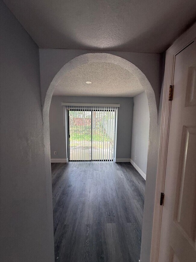Foto del edificio - 1030 Knoll Wood Ct
