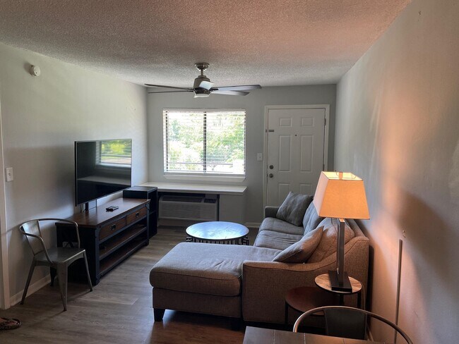 Foto del edificio - 403 Hayden Rd