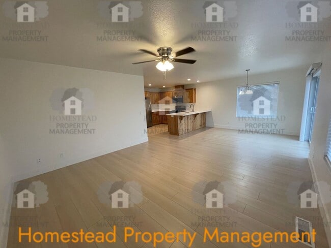 Foto del edificio - Must see! Beautiful new construction on private flag lot!