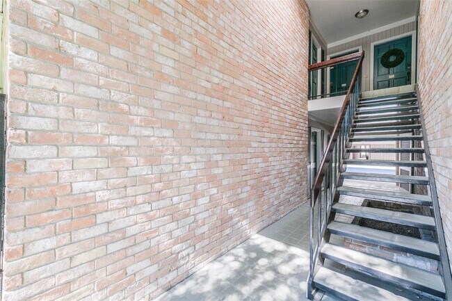 Foto del edificio - 2220 S Piney Point Rd