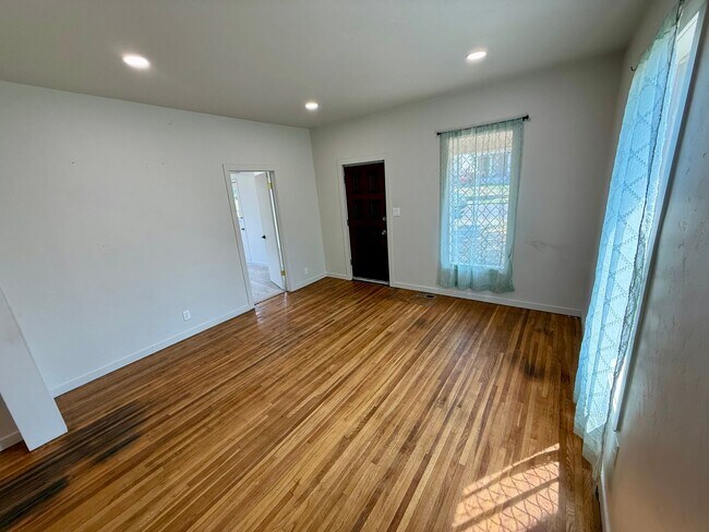 Foto del edificio - Charming 3-Bedroom Home with Spacious Yards & Modern Comforts in Lewiston