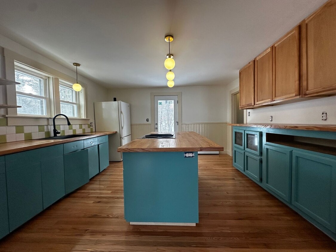 Newly Renovated 3-Bed Single Family Home - Newly Renovated 3-Bed Single Family Home