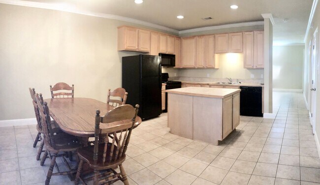 Foto del edificio - 3 Bedroom Townhouse Available now  in a de...