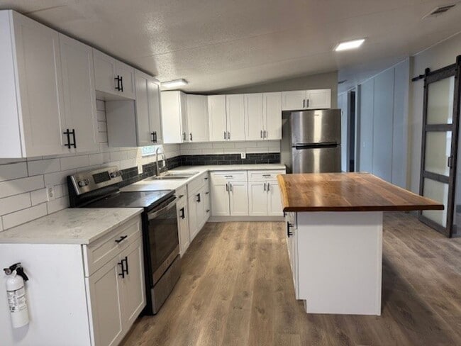 Building Photo - 3/2 Large manufactured home on huge lot**