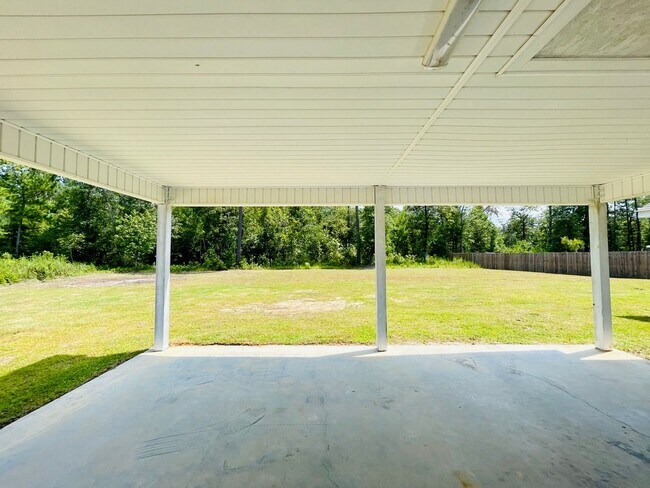 Building Photo - Rare listing! 3bd/2ba Single Family Home i...