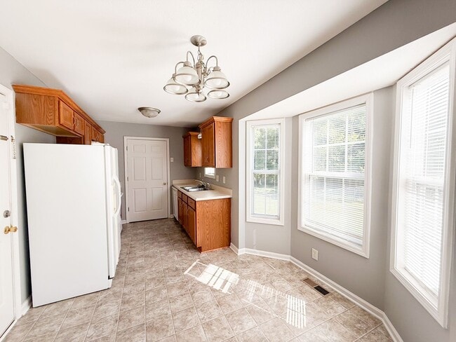 Building Photo - 3 Bedroom 2 Bathroom Home!!