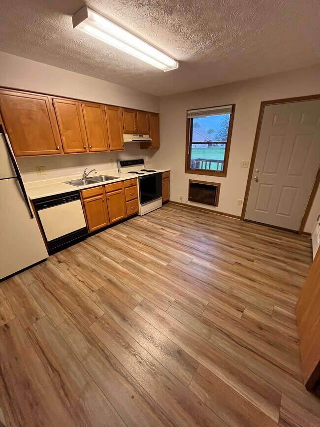 Full Kitchen Including Refrigerator, Dishwasher, Garbage Disposal, and Oven/Stove. - 1540 Windridge Pl