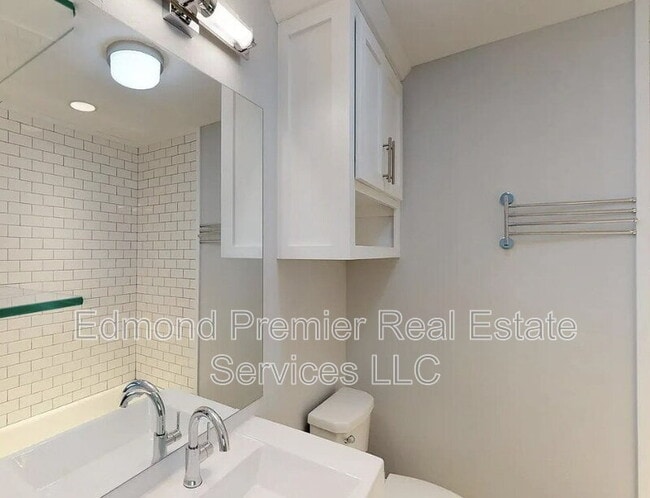 Building Photo - 205 E Hurd St