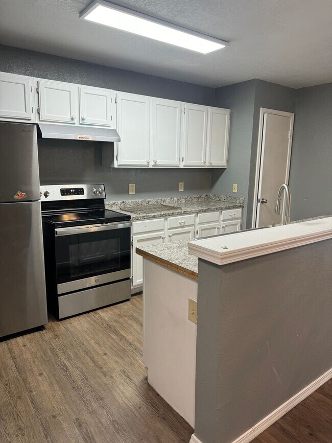 Building Photo - 2 bed, 2-1/2 bath