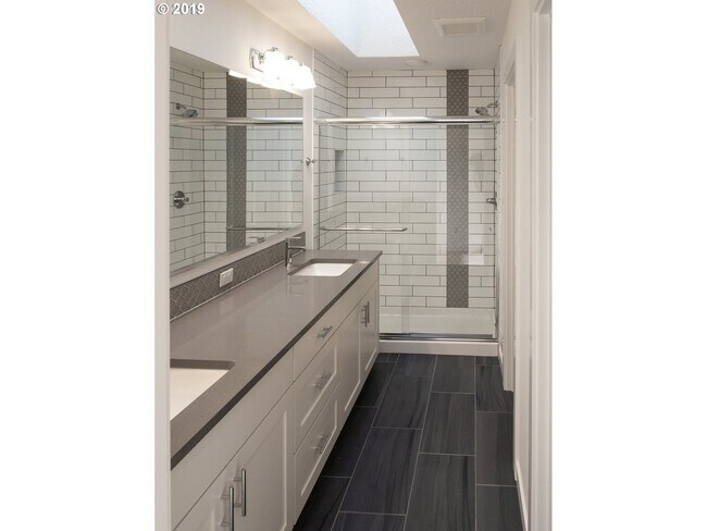 Building Photo - Beautiful 3 Bed + 2.5 Bath Contemporary Ho...