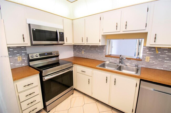 Building Photo - 130 S Shore Dr