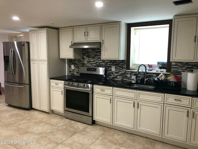 Foto del edificio - 2441 Avenue A