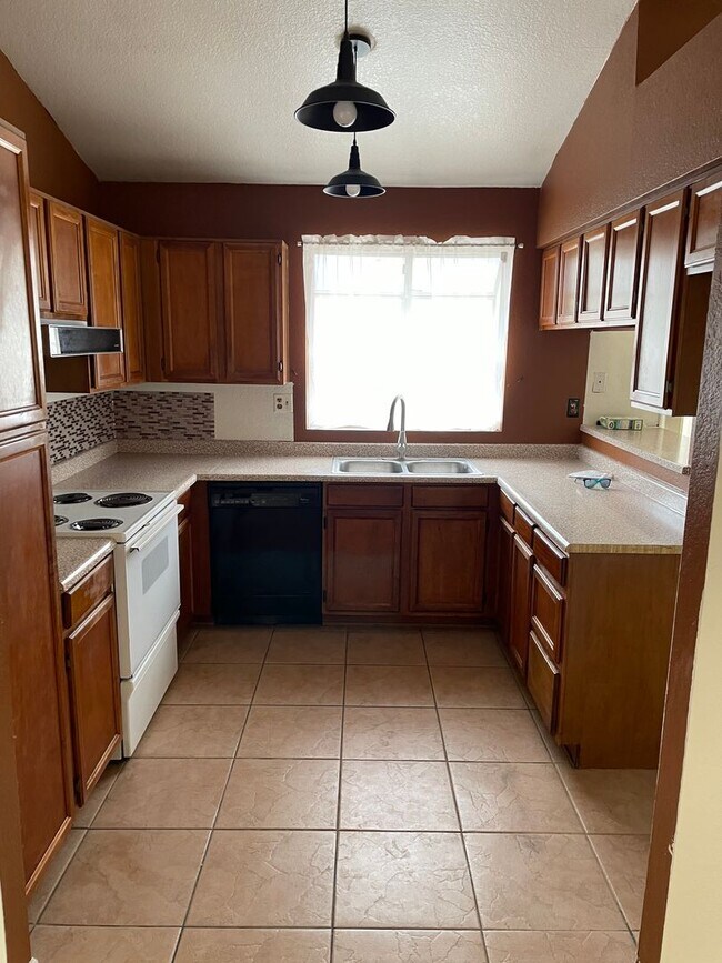 Building Photo - Charming 3 bed 2 bath single level home wi...