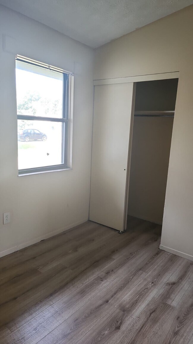 Foto del edificio - 1331-1333 Thurston St