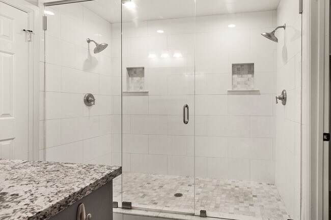 Foto del edificio - Updated, Bright, Open!! Ready For Immediat...