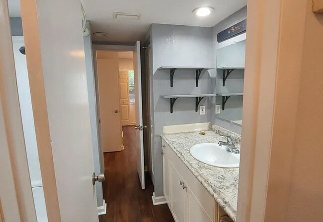 Building Photo - 824 Valencia Ave