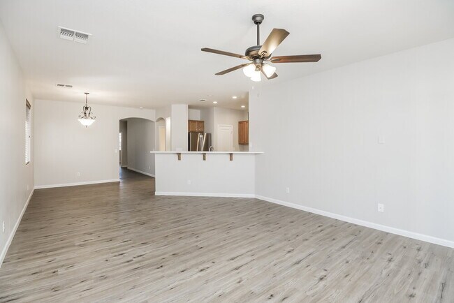 Building Photo - 1062 E Nickleback St