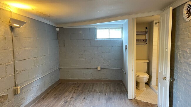 Foto del edificio - ALL UTILITIES INCLUDED