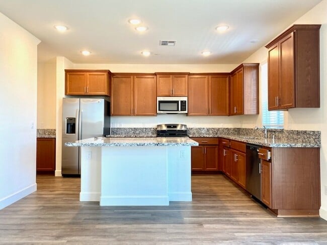 Foto del edificio - Brand new 4 bedroom solar home!