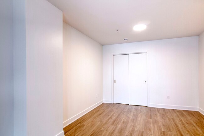 Building Photo - 9675 Av. Papineau