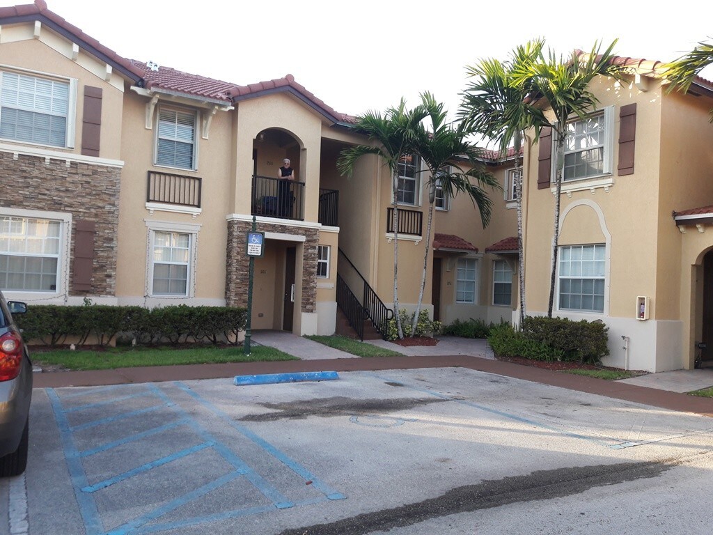 Primary Photo - 3375 NE 15th Dr