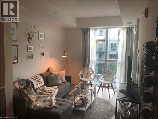 Building Photo - 5260 Dundas St