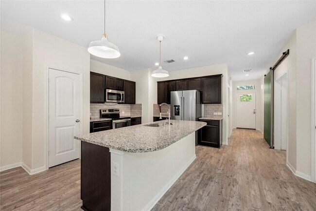 Foto del edificio - 1701 Logan Dr