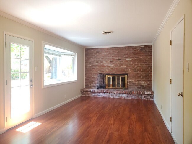 Building Photo - Large Lot on Cul-De-Sac, Fresh Paint, Wood...
