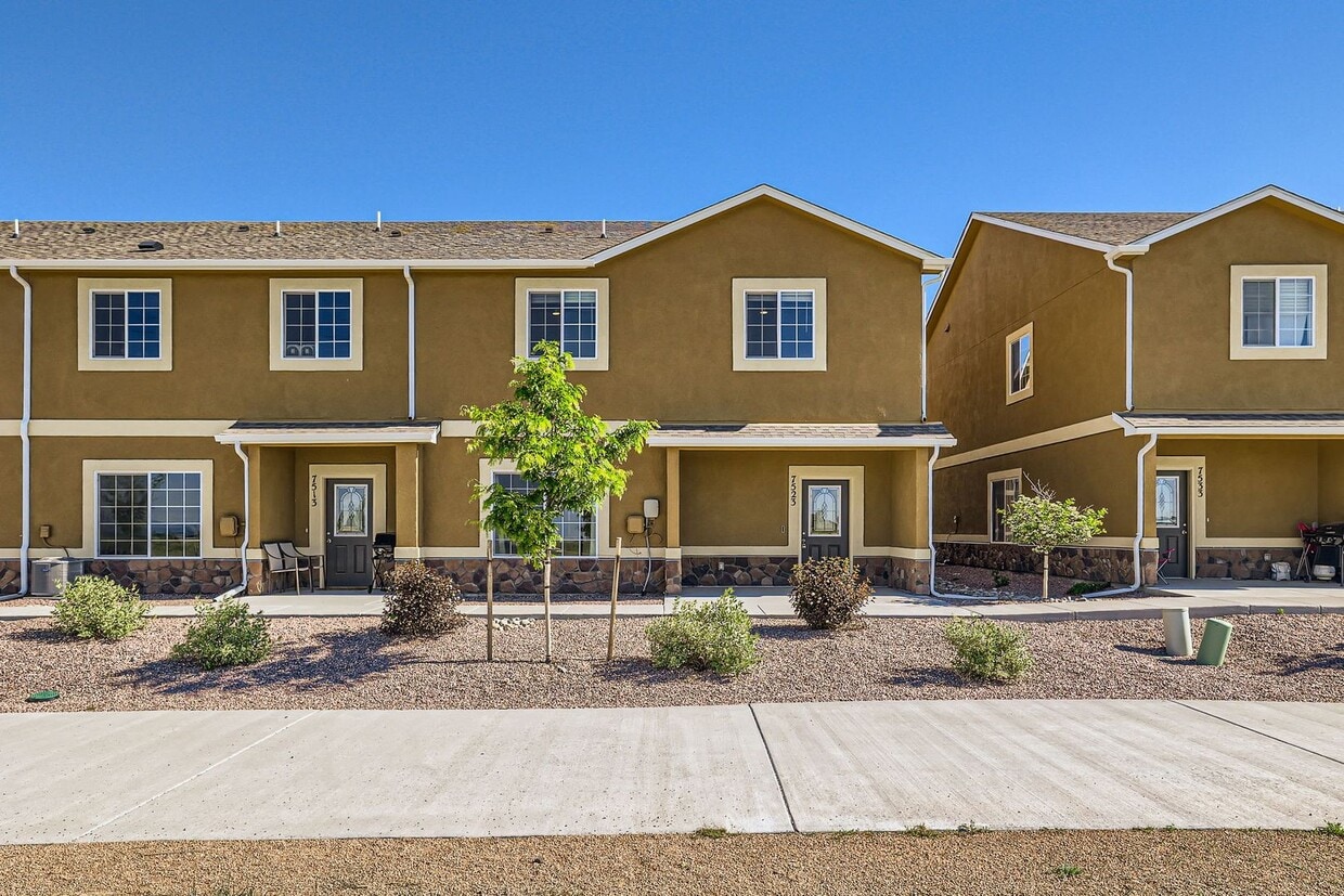 Foto principal - 3 bedroom townhome on north side, attached...