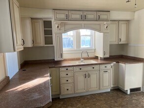 Building Photo - 136 N Dewey Ave