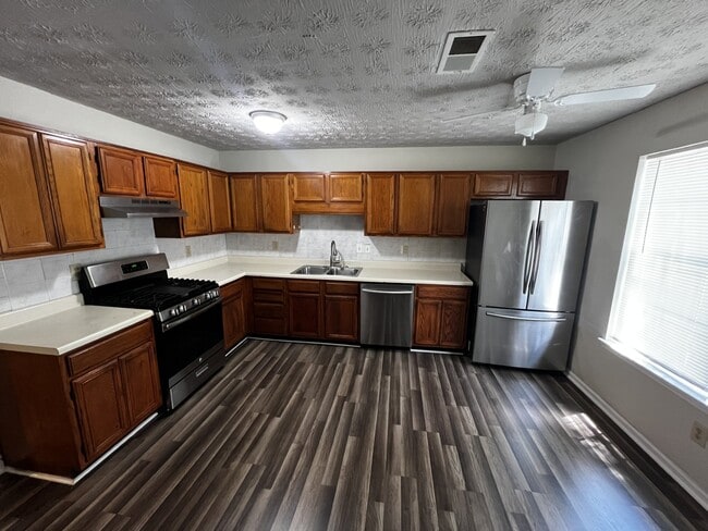 Foto del edificio - 6617 Meadow Green Cir