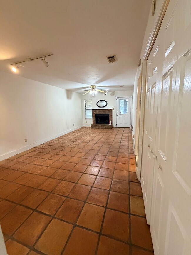 Building Photo - Pet Friendly, 2BR/2BA Condo with Reserved Parking & Pool! Close to FSU, FAMU & TSC!