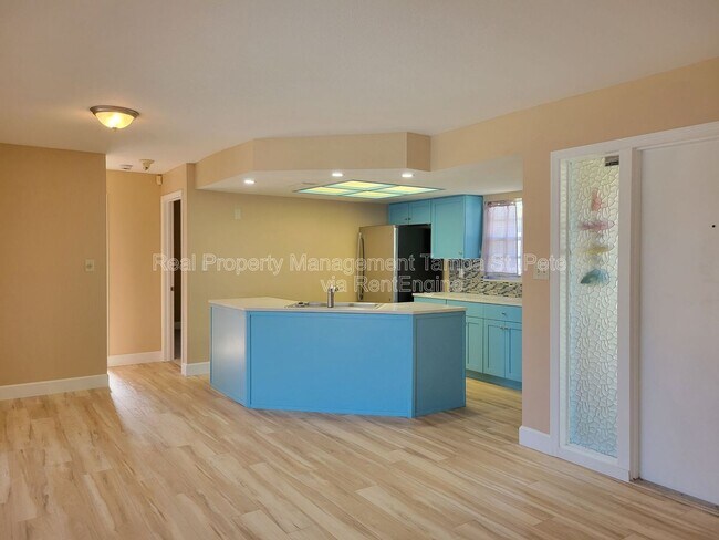 Building Photo - 1985 Cove Dr