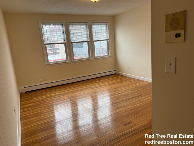 Foto del edificio - 168 N Beacon St