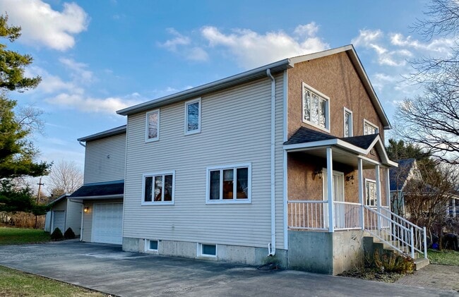 Building Photo - Magnificent 4 Bed / 4.5 Bath Elmhurst Home...