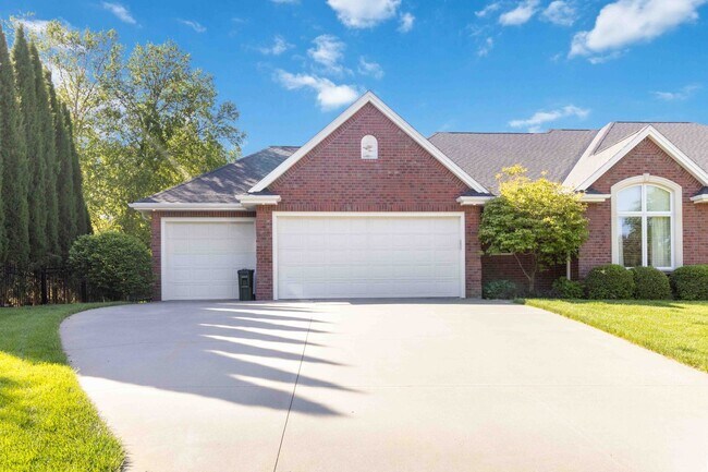 Building Photo - Stunning Ridge Brick Ranch